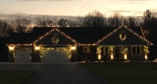 House outlined with alternating yellow and red bulb lights